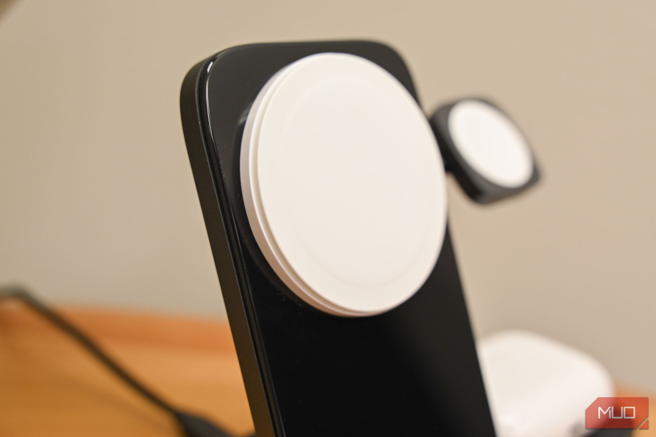 /pt/images/close-up-of-the-magsafe-charger-nomad-stand-one-maxjpg_53408397068_o-1.jpg