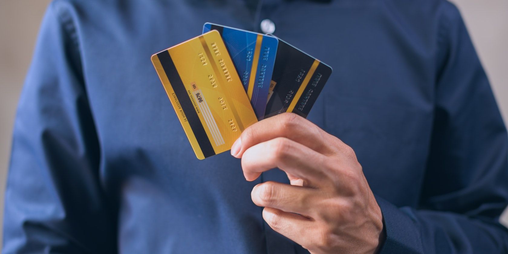 /pt/images/close-up-shot-of-a-man-s-hand-holding-a-bunch-of-debit-cards.jpg