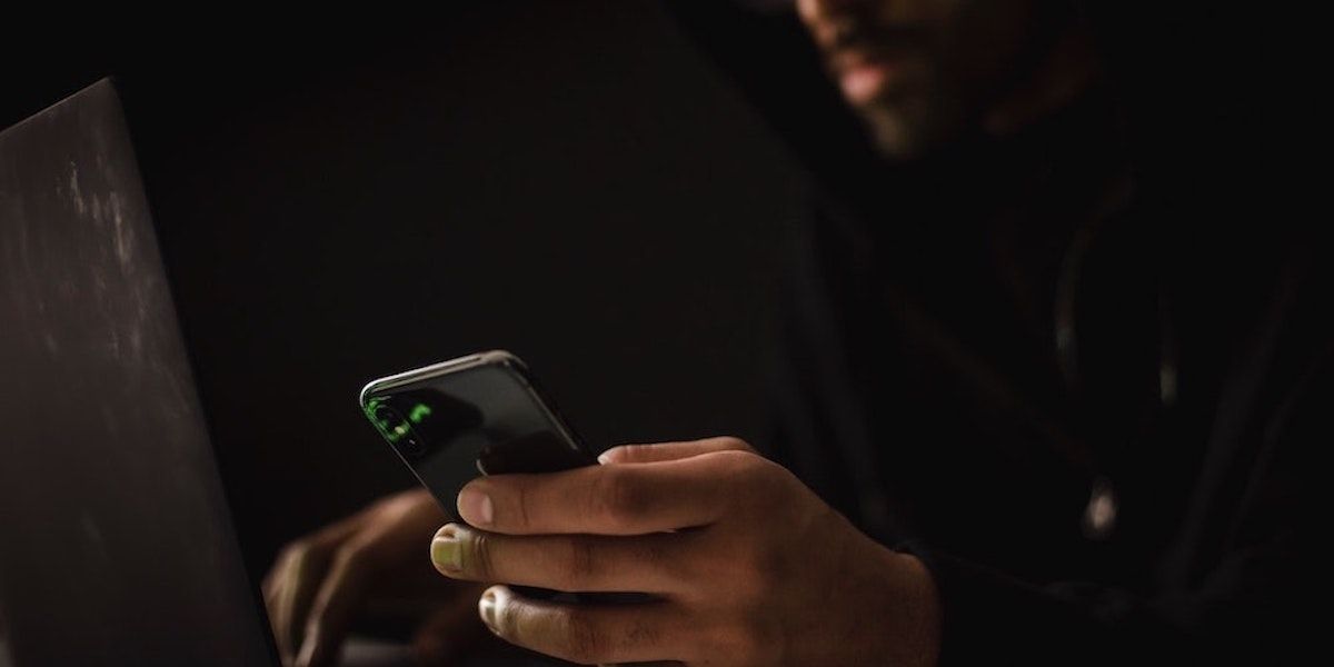 /pt/images/criminal-hacking-phone-from-laptop-1.jpg