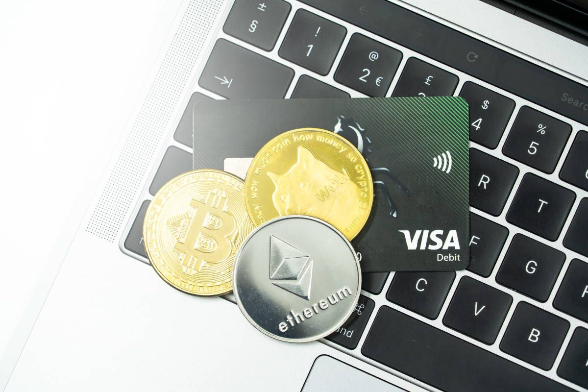 /pt/images/crypto-coins-and-debit-card-on-top-of-laptop.jpg