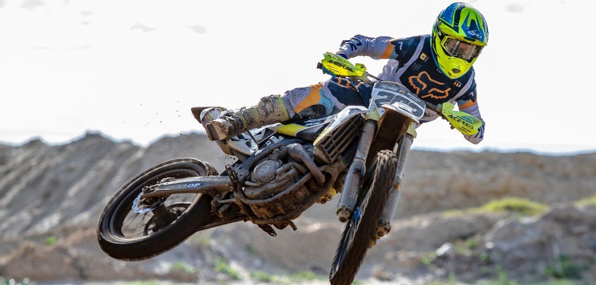 /pt/images/dirt-bike-on-track-doing-a-trick.jpg
