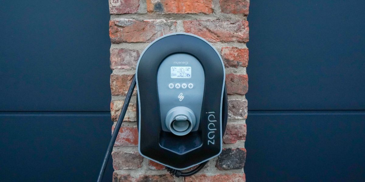 /pt/images/ev-car-charger-on-a-wall.jpg