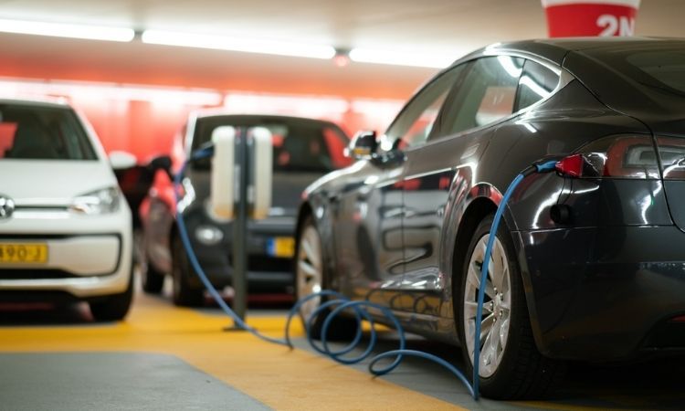 /pt/images/ev-cars-parked-charging.jpg