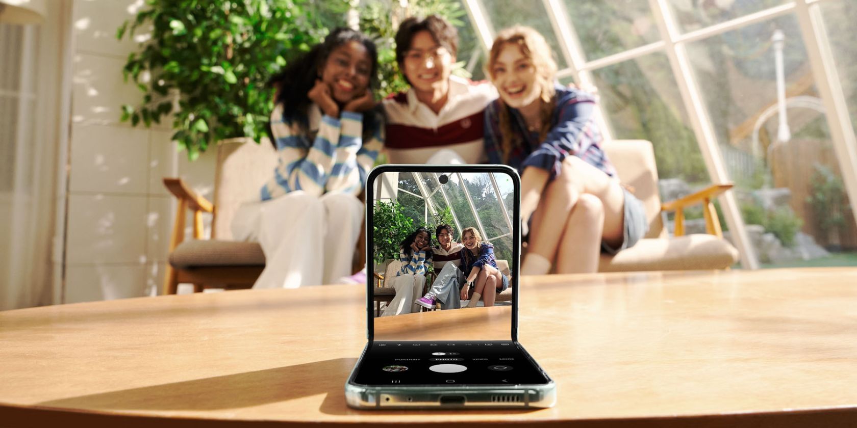 /pt/images/friends-taking-a-selfie-using-flexcam-on-galaxy-flip-5.jpg