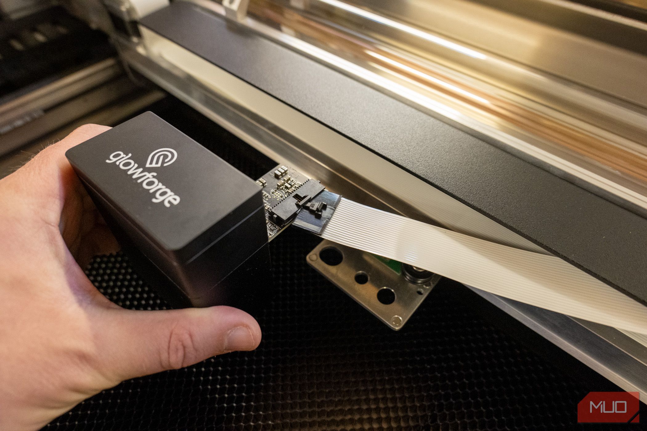 /pt/images/glowforge-pro-review-install-the-laser-head.jpg