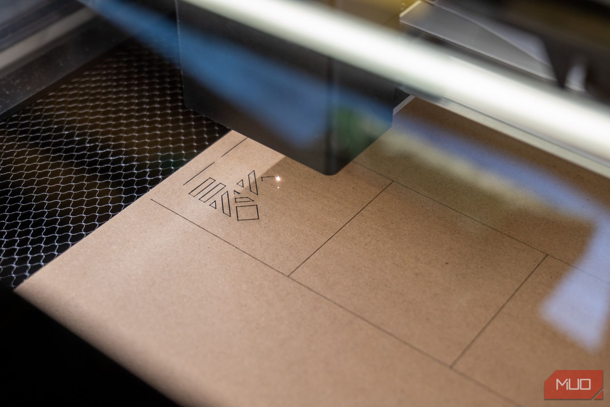 /pt/images/glowforge-pro-review-laser-detailing-first-project-foldup-cardboard-box.jpg