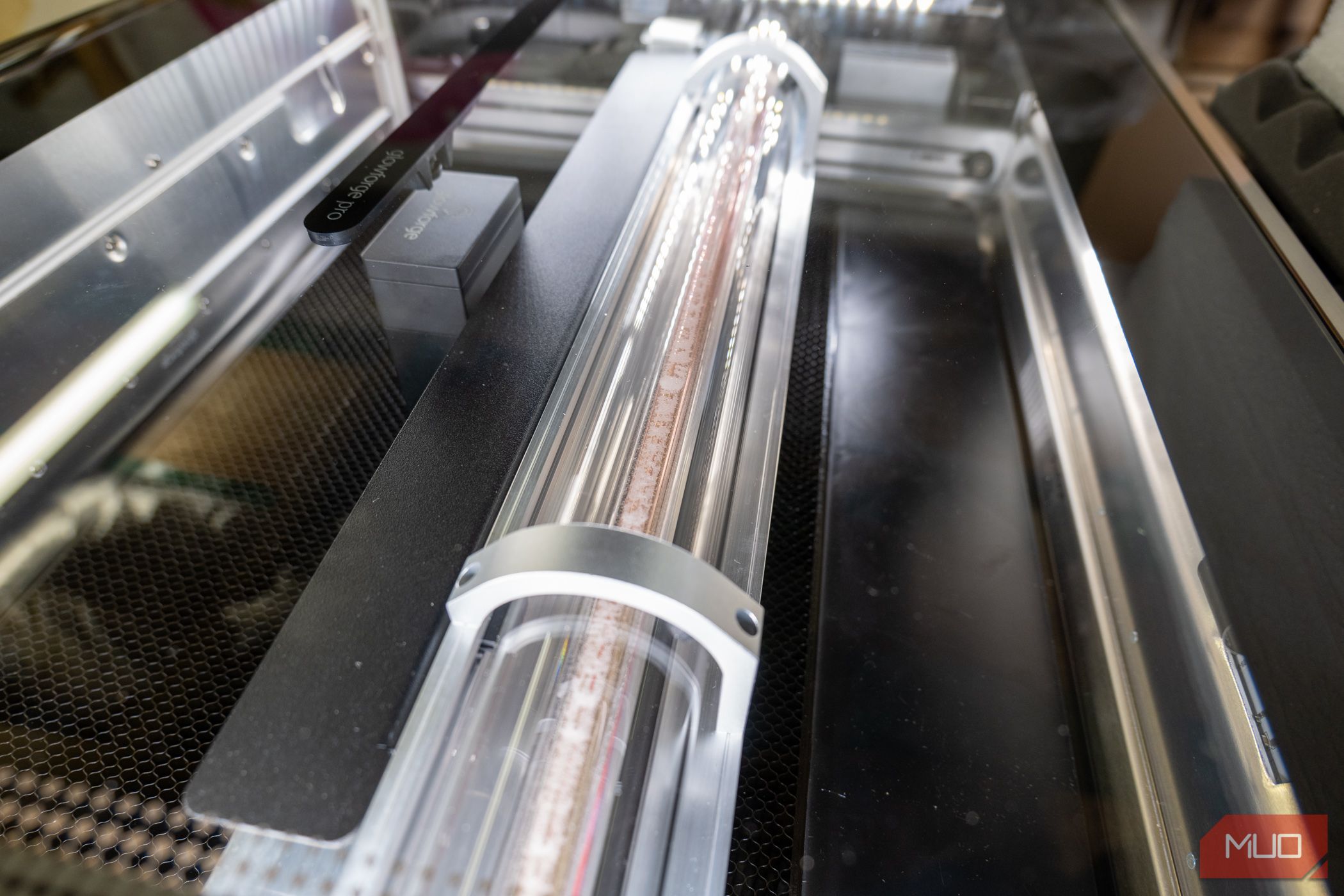 /pt/images/glowforge-pro-review-laser-tube.jpg