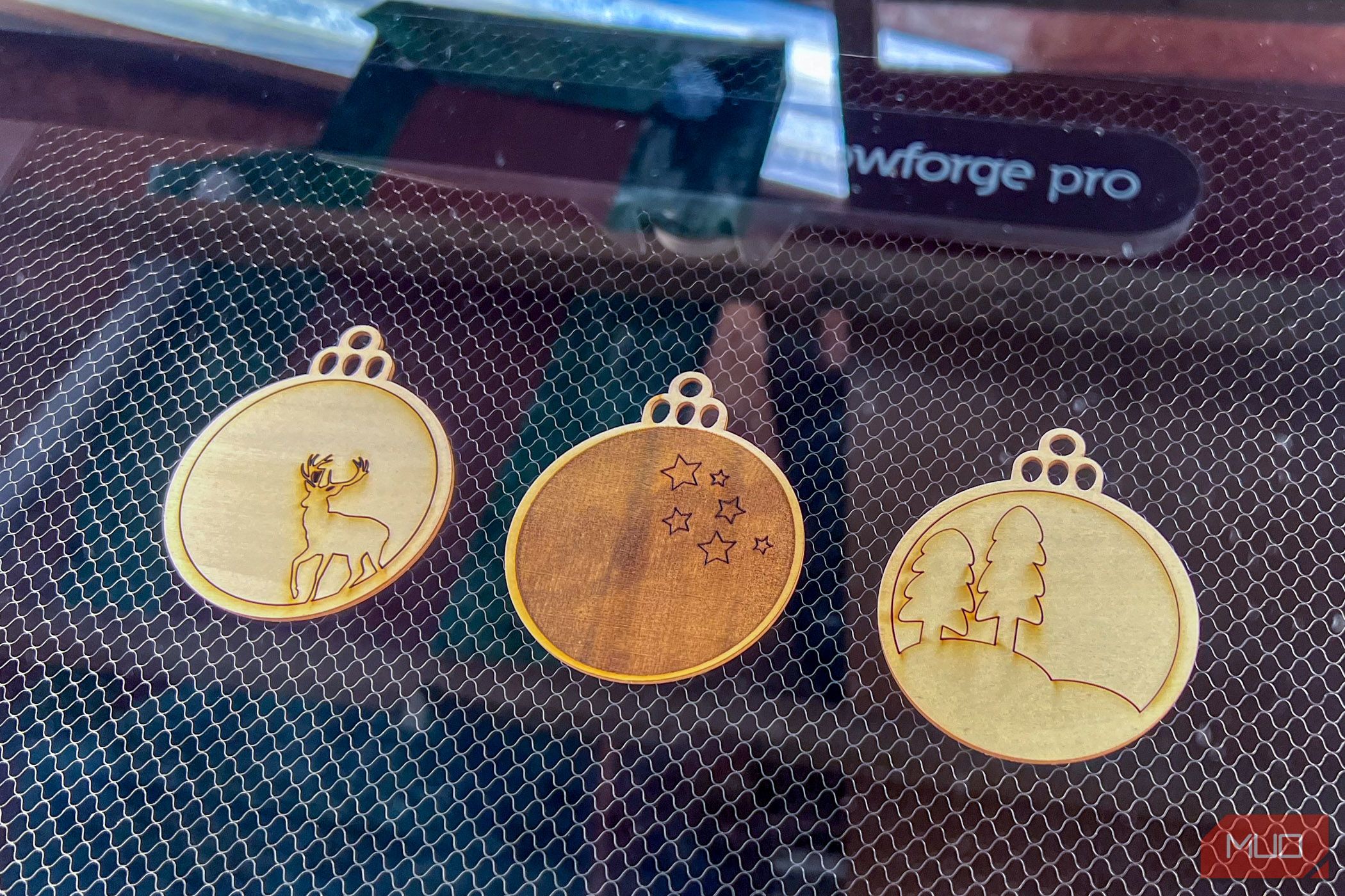 /pt/images/glowforge-pro-samples-baubles-prior-to-sticking-together.jpg