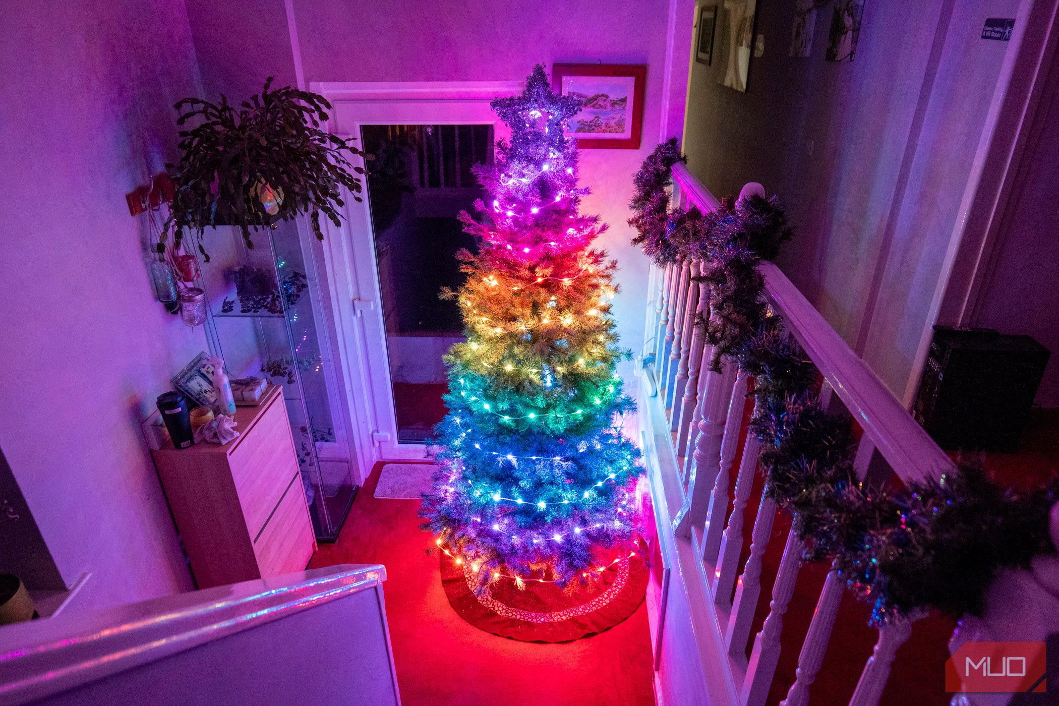 /pt/images/govee-christmas-string-lights-illuminating-the-corridor.jpg