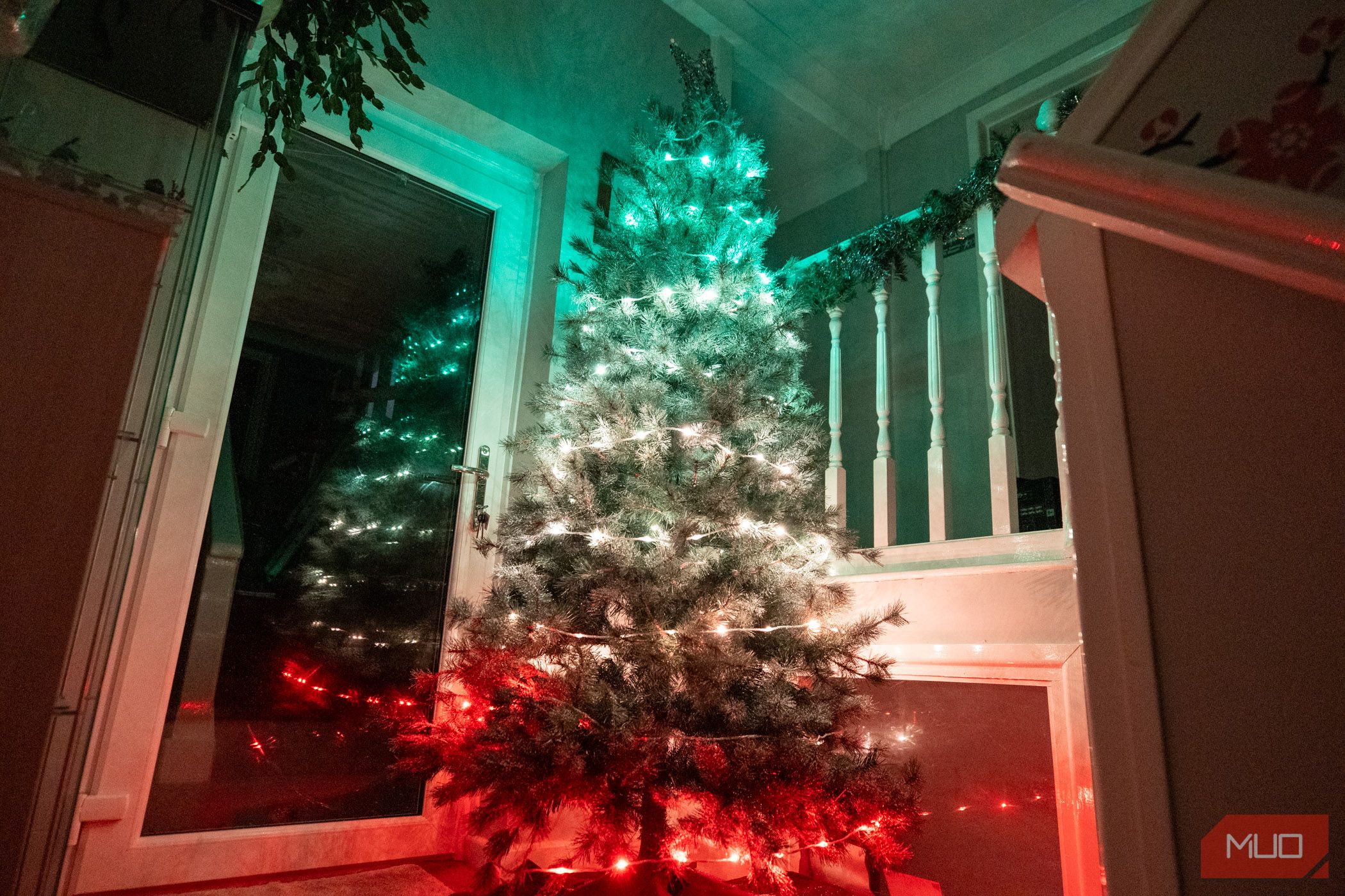 /pt/images/govee-christmas-string-lights-lower-angle-low-light-different-colors-diy-scene.jpg