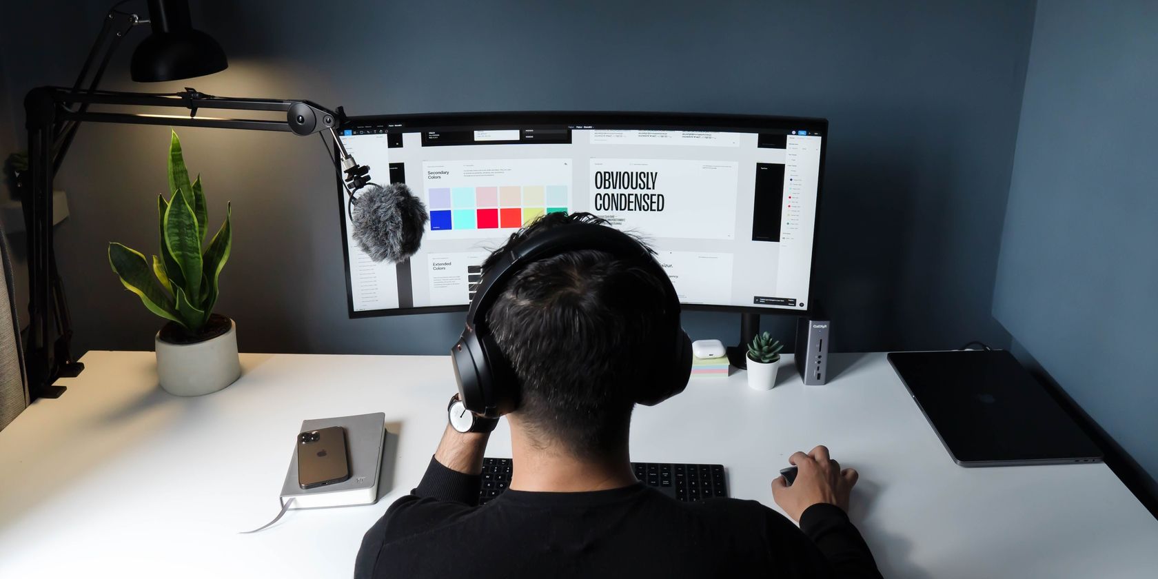 /pt/images/graphic-designer-at-desk.jpg