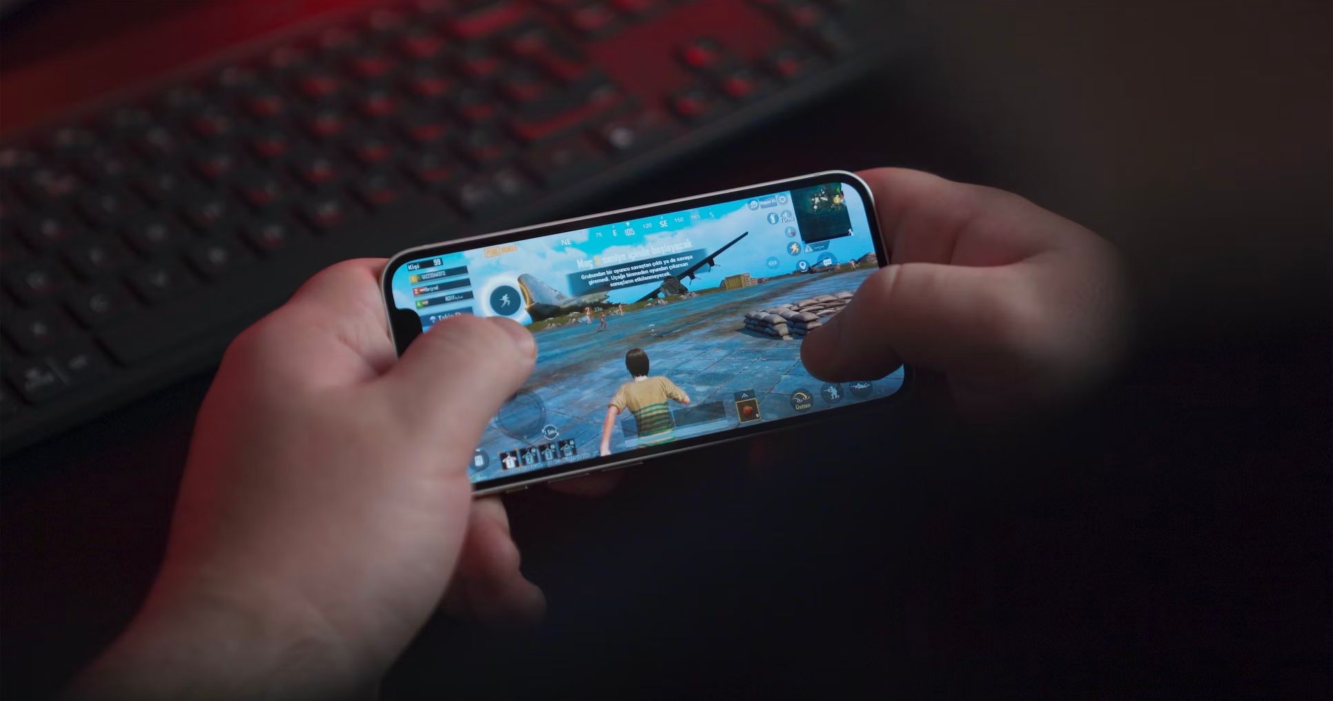 /pt/images/hands-holding-a-smartphone-1.jpg