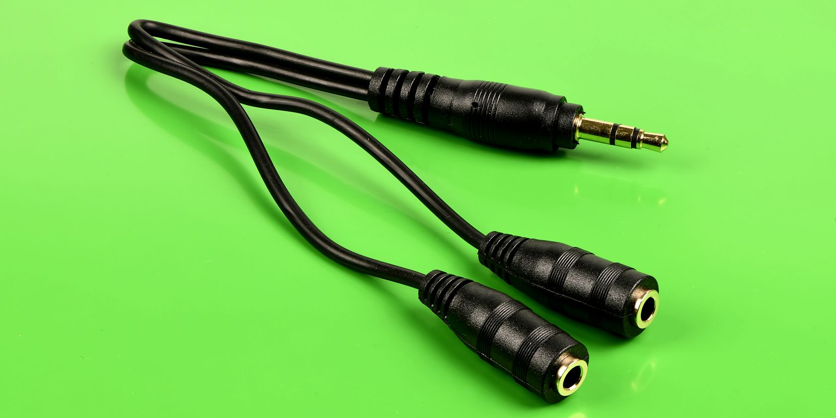 /pt/images/headphone-splitter-cables-on-green-background-feature.jpg