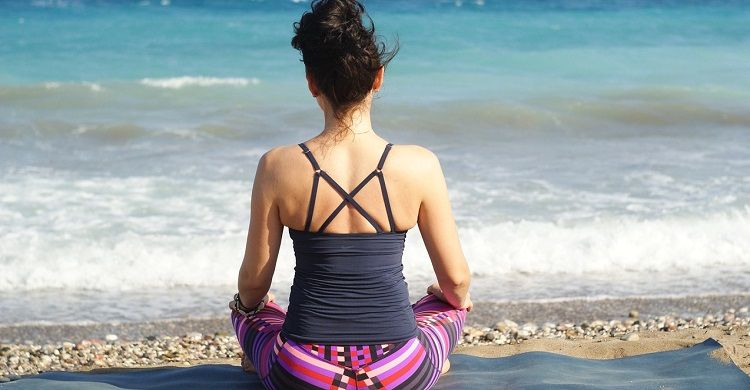 /pt/images/image-of-a-woman-mediating-by-a-body-of-water.jpg