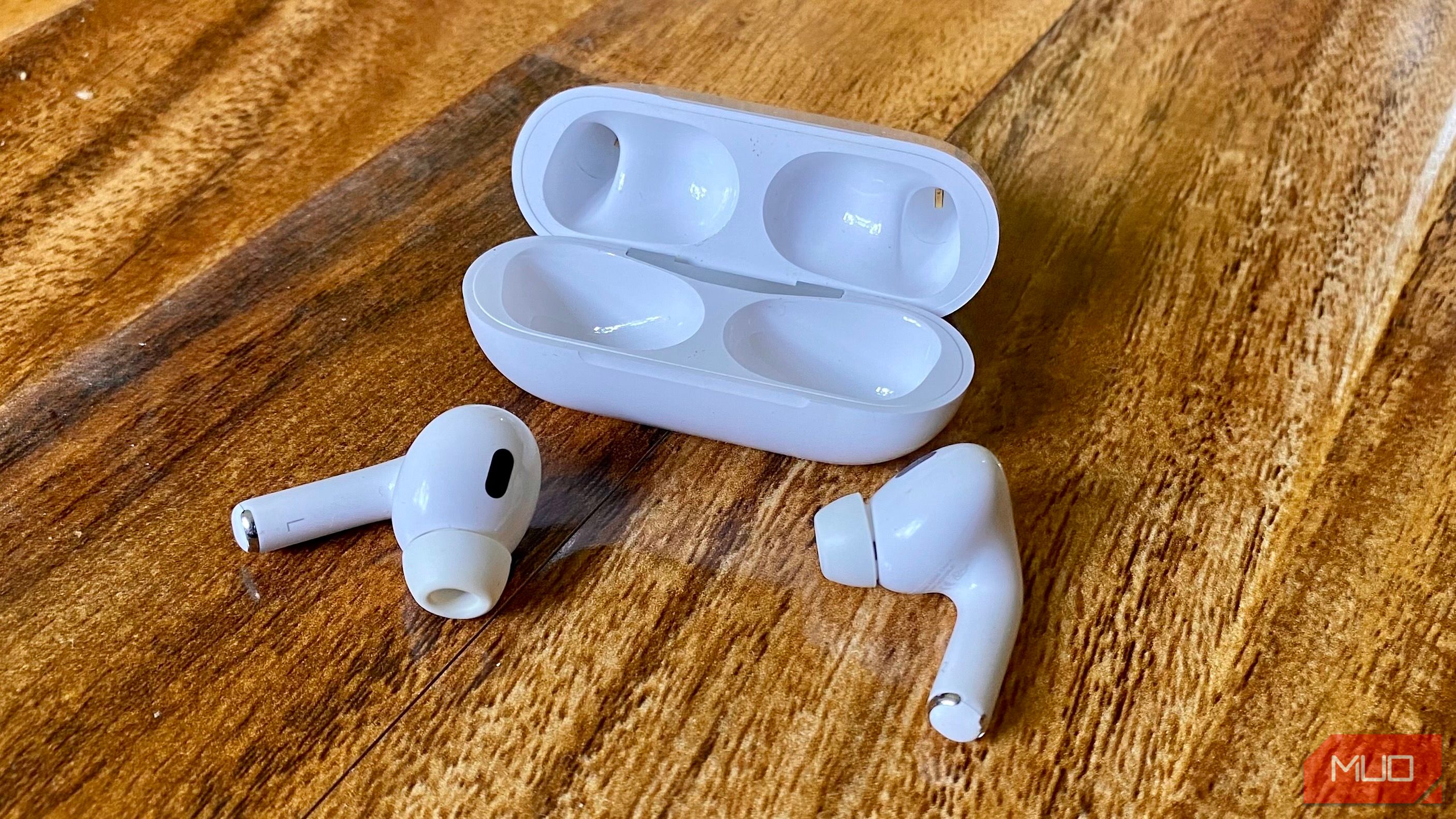 /pt/images/image-of-airpods-on-wooden-table.jpeg
