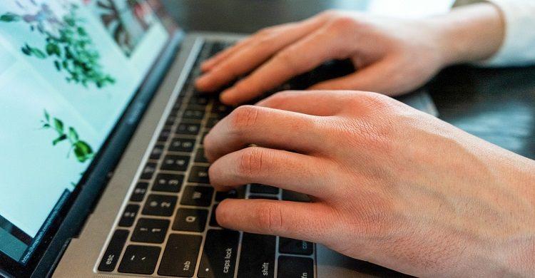 /pt/images/image-of-hands-typing-on-a-laptop.jpg