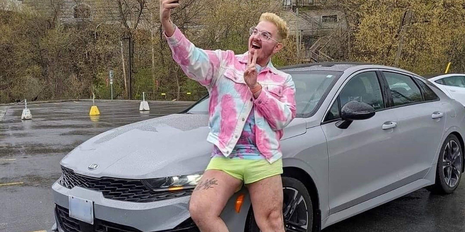 /pt/images/influencer-posing-in-front-of-silver-car.jpg