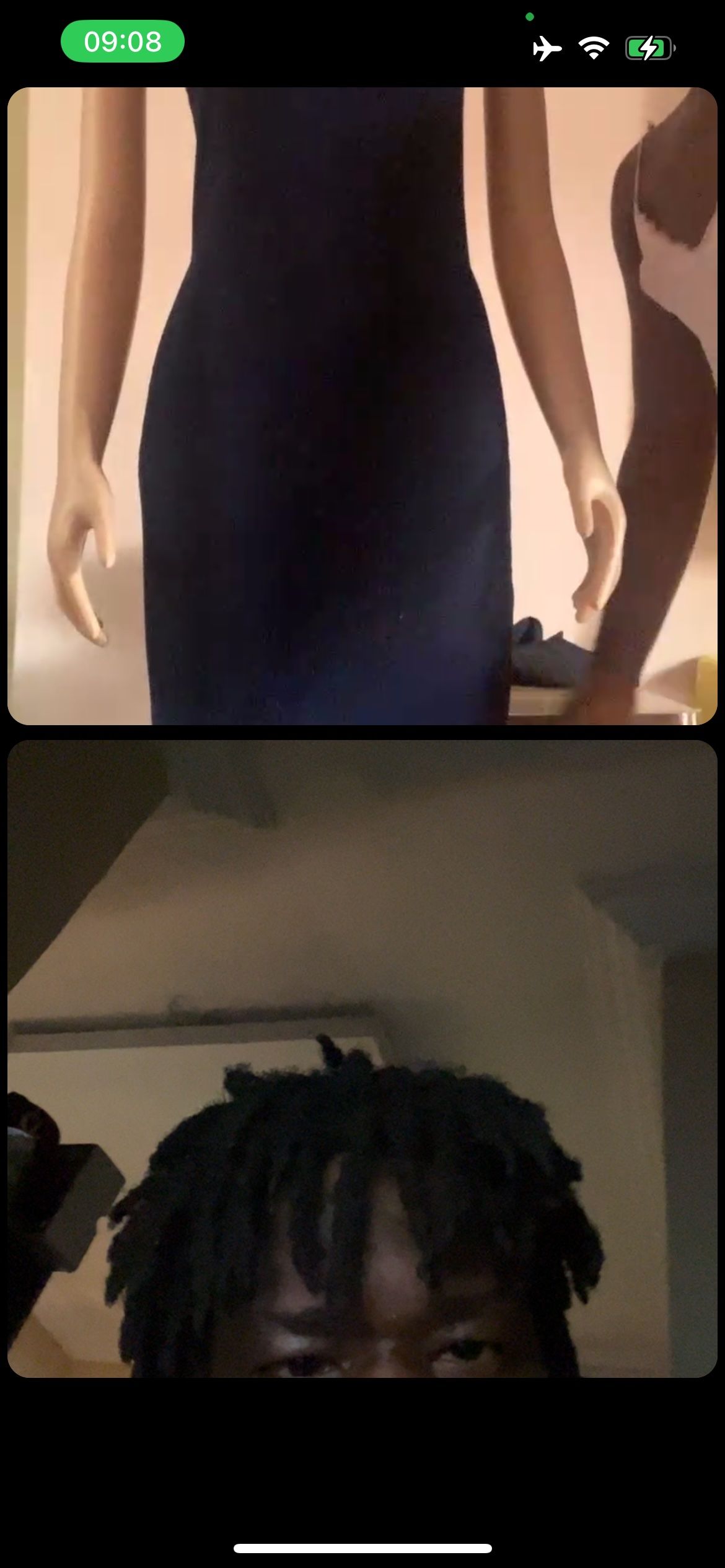 /pt/images/inspecting-a-dress-on-an-instagram-video-call.jpeg
