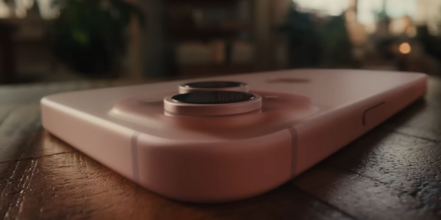 /pt/images/iphone-15-on-a-table.jpg