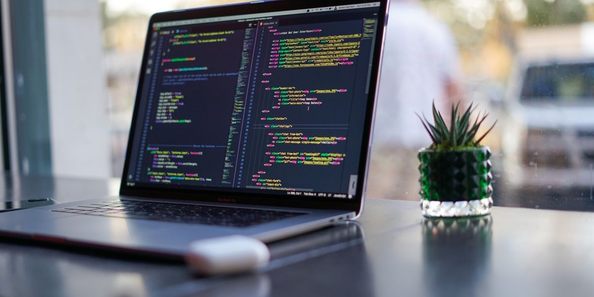 /pt/images/laptop-with-code-on-the-screen.jpg