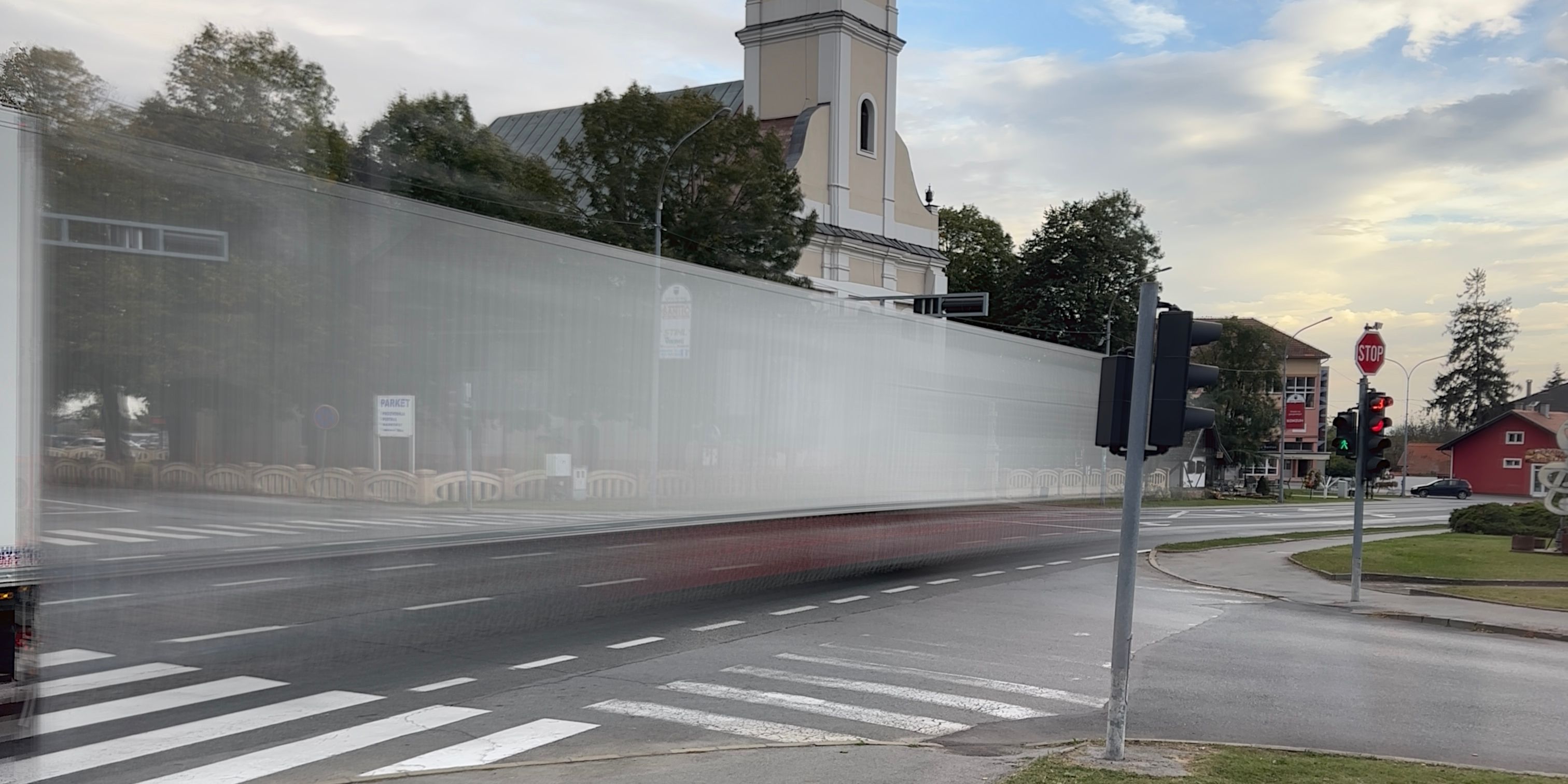/pt/images/long-exposure-photograph-village-crossroad-truck.jpg