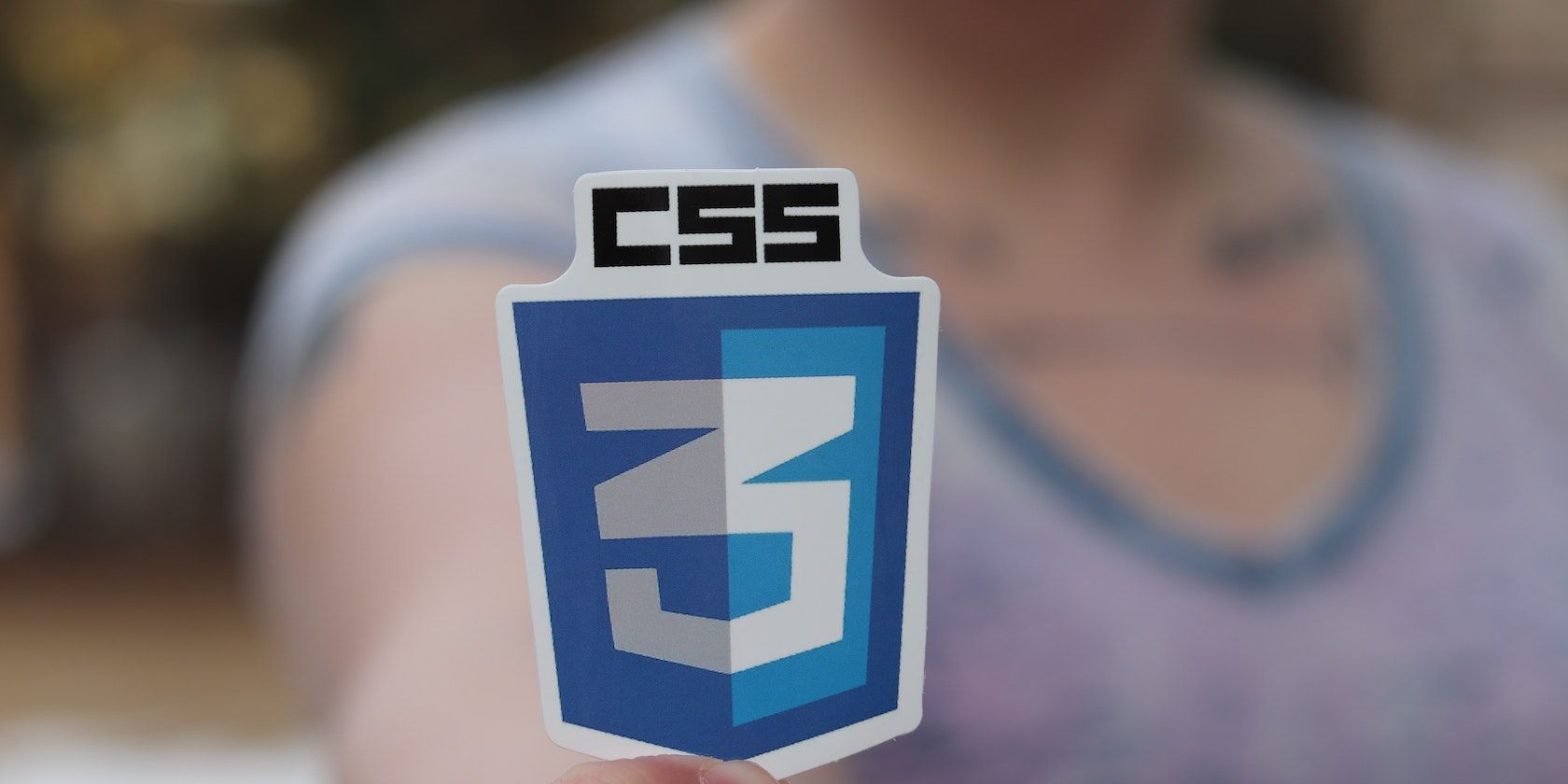 /pt/images/man-holding-css3-logo.jpg