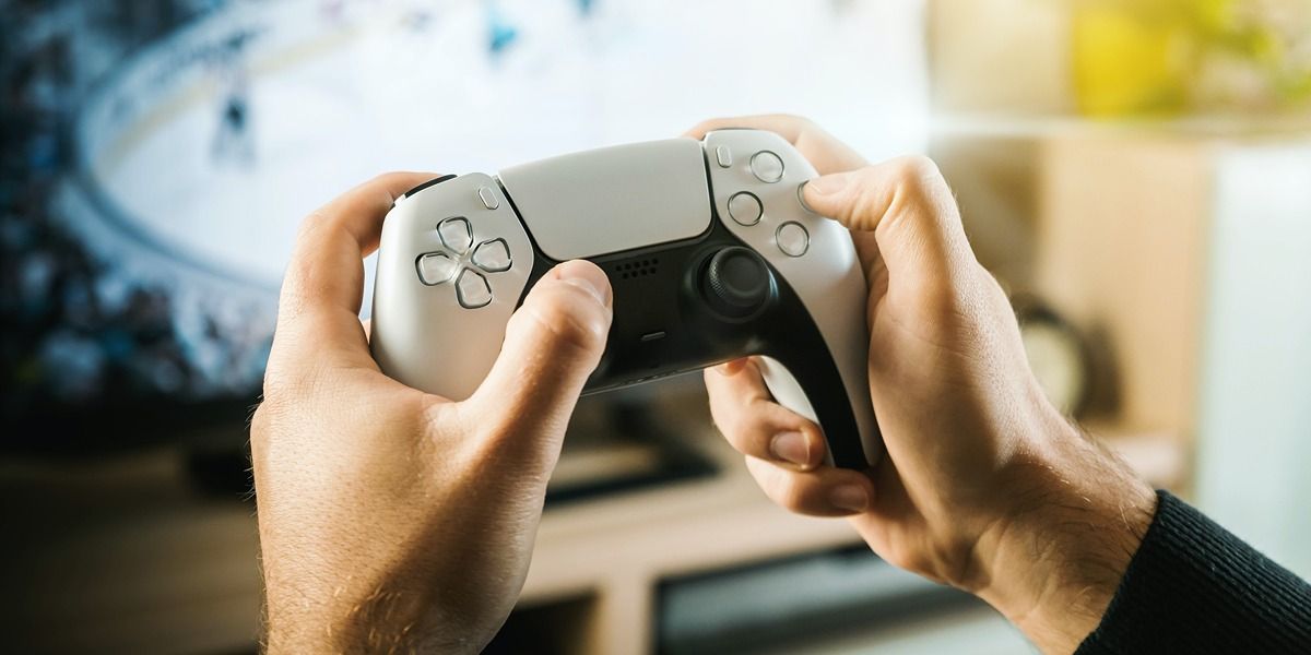 /pt/images/man-holding-ps5-controller.jpg