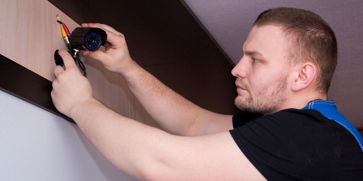 /pt/images/man-installing-cctv-camera.jpg