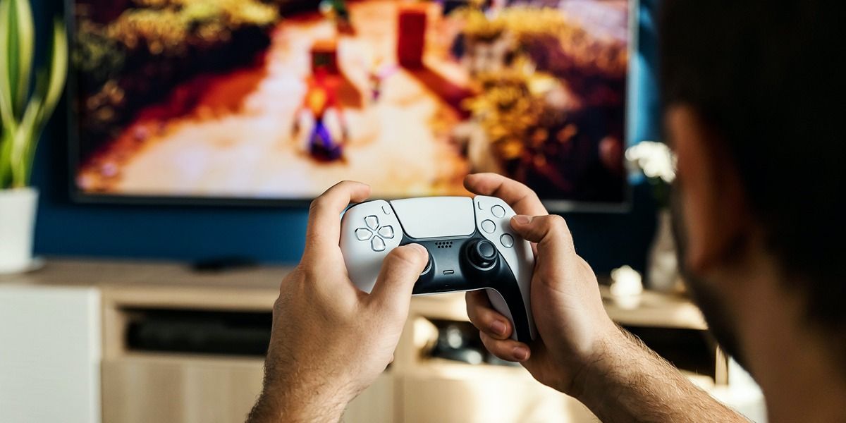 /pt/images/man-playing-ps5.jpg