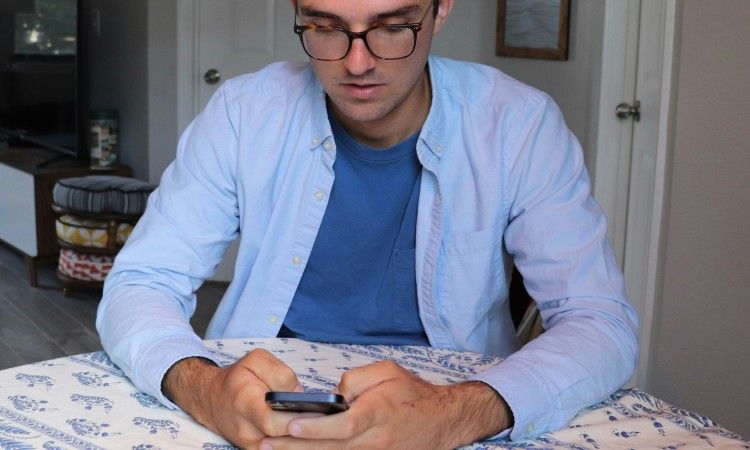 /pt/images/man-typing-on-phone.jpg