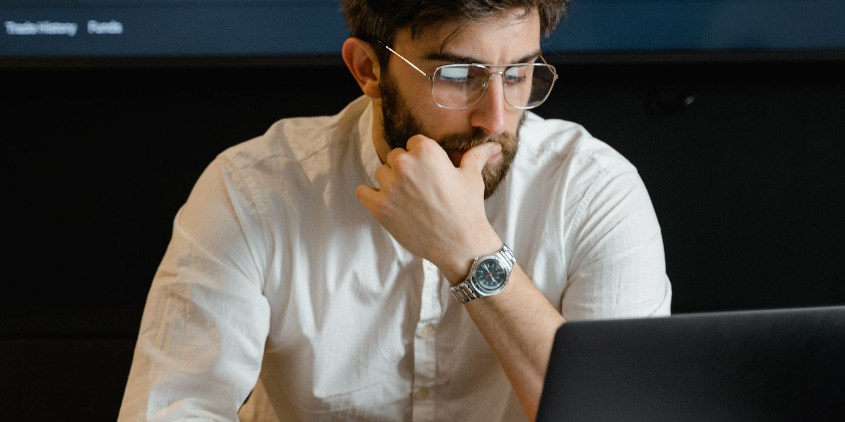 /pt/images/man-uses-laptop-with-thoughtful-expression.jpg