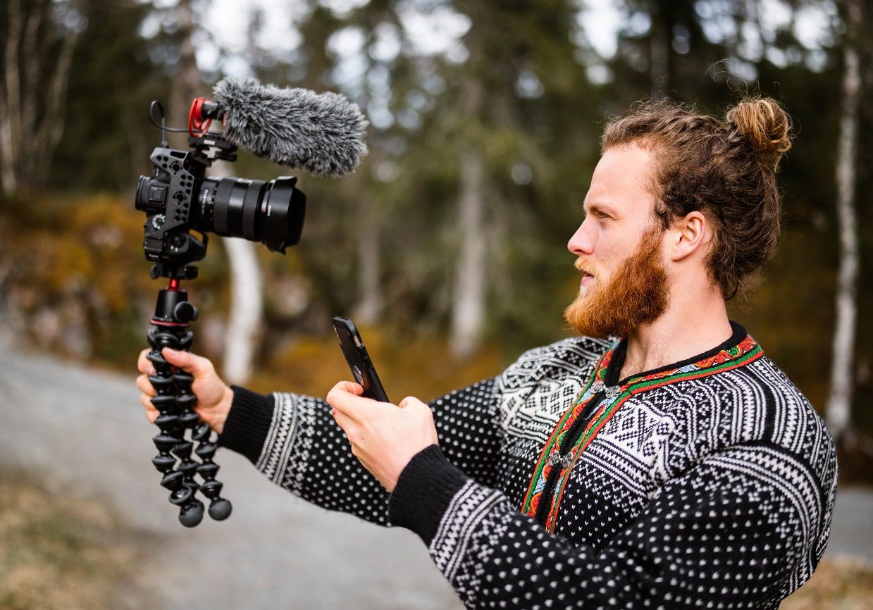/pt/images/man-vlogging-himself.jpg