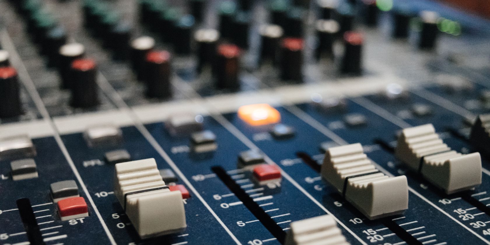 /pt/images/mixing-console-fi.jpg