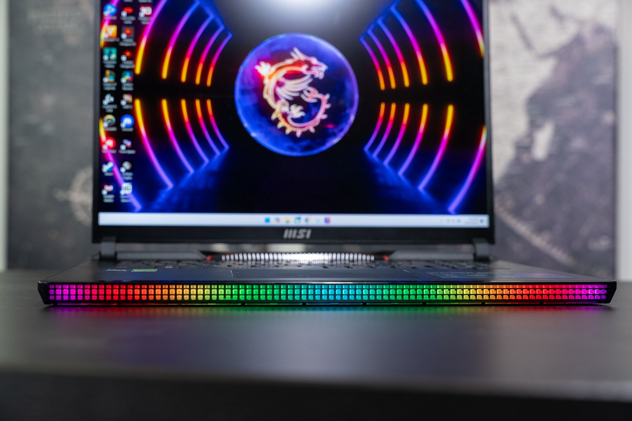 /pt/images/msi-raider-ge78-hx-front-led-bar.jpg