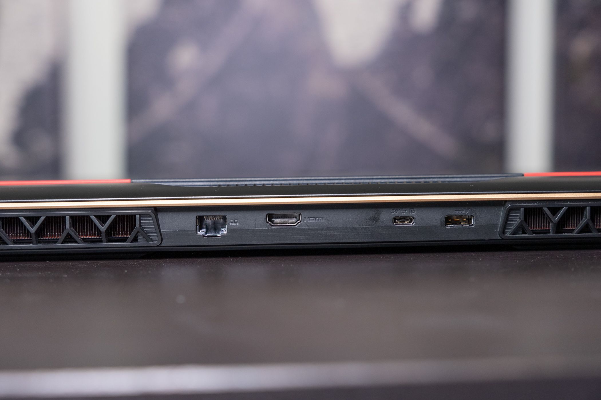 /pt/images/msi-raider-ge78-hx-rear-ports.jpg