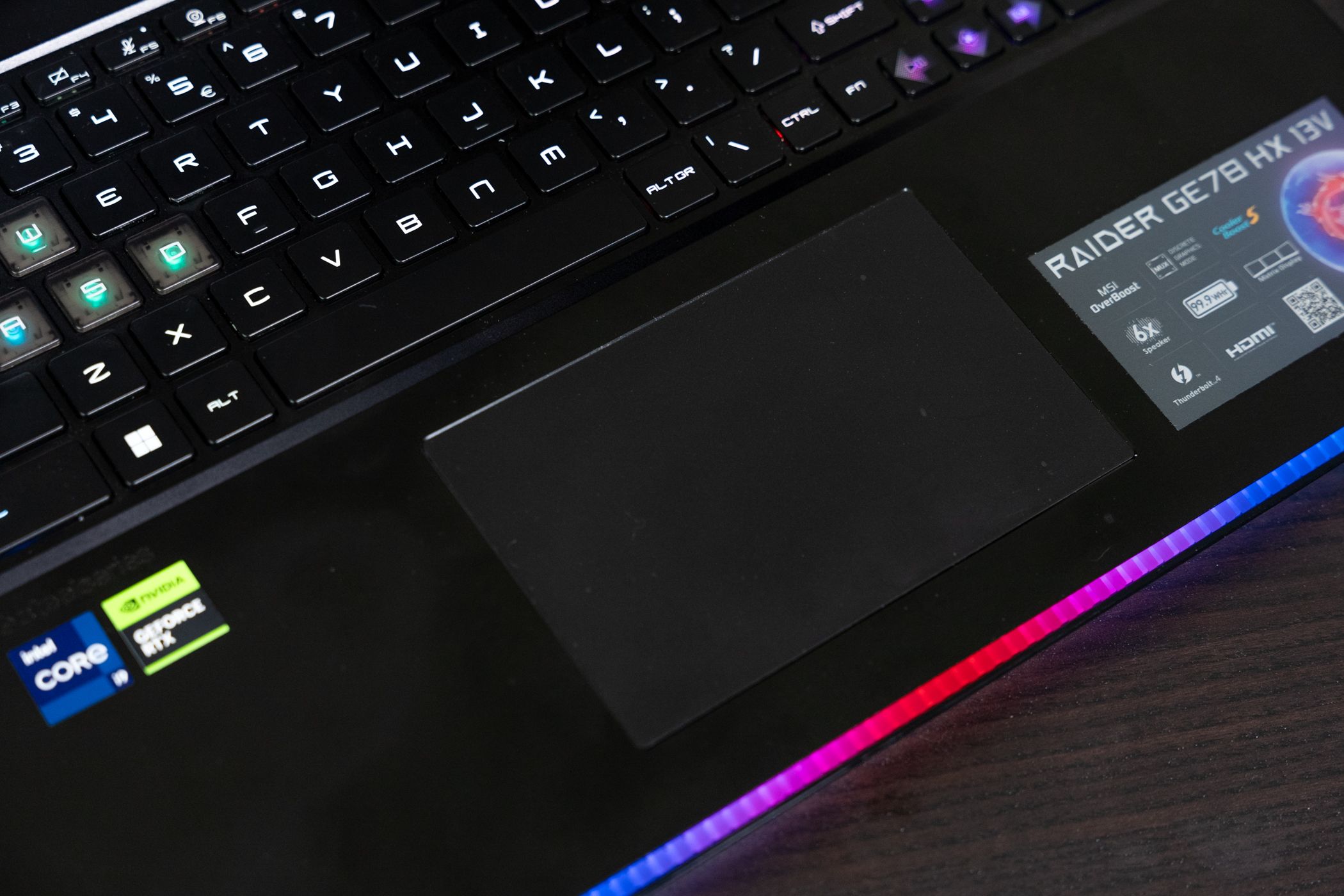 /pt/images/msi-raider-ge78-hx-trackpad.jpg