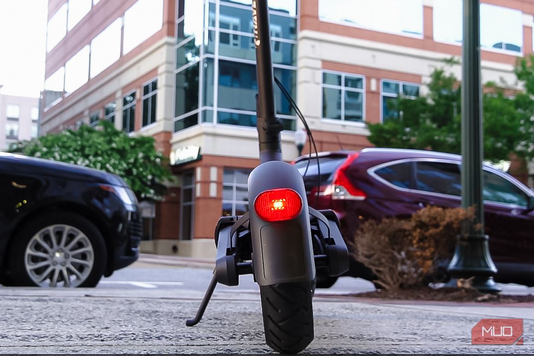 /pt/images/navee-s65c-taillight-3.jpg