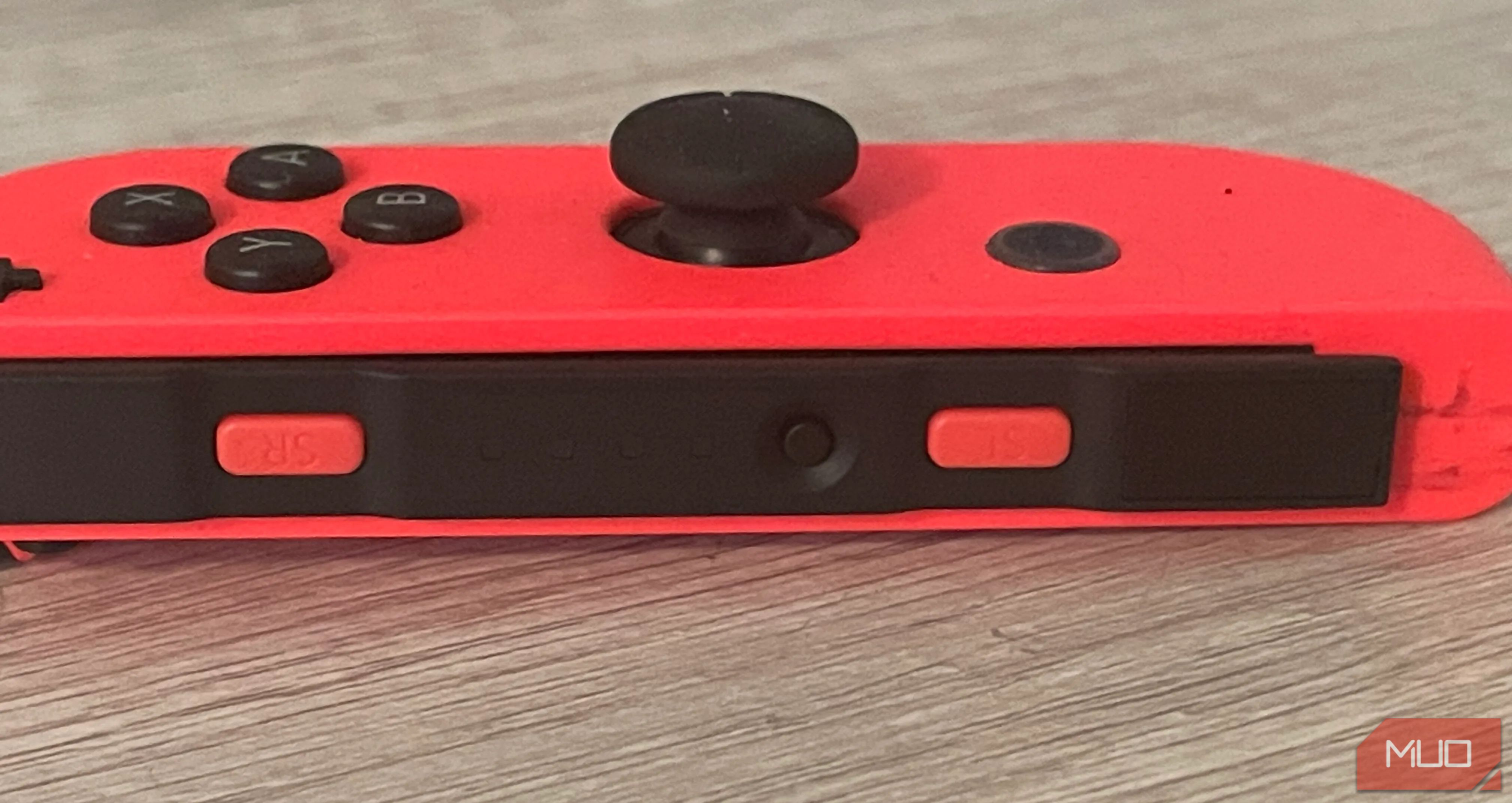 /pt/images/nintendo-switch-joy-con-on-a-table.jpg