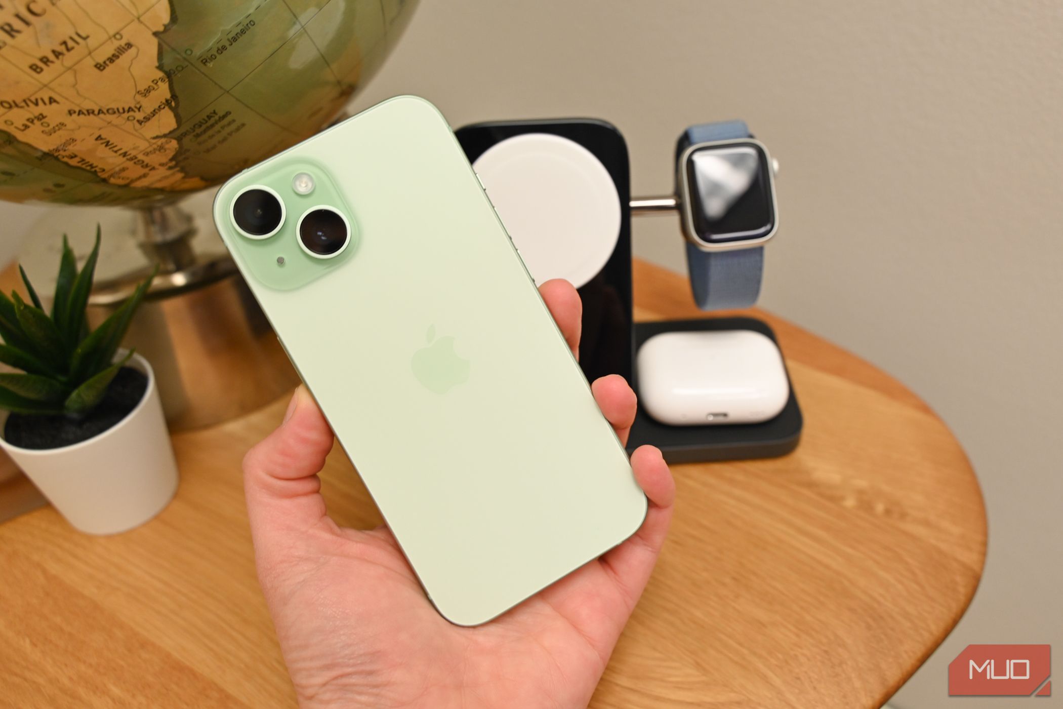 /pt/images/person-holding-an-iphone-by-the-nomad-stand-one-maxjpg_53408550594_o-1.jpg