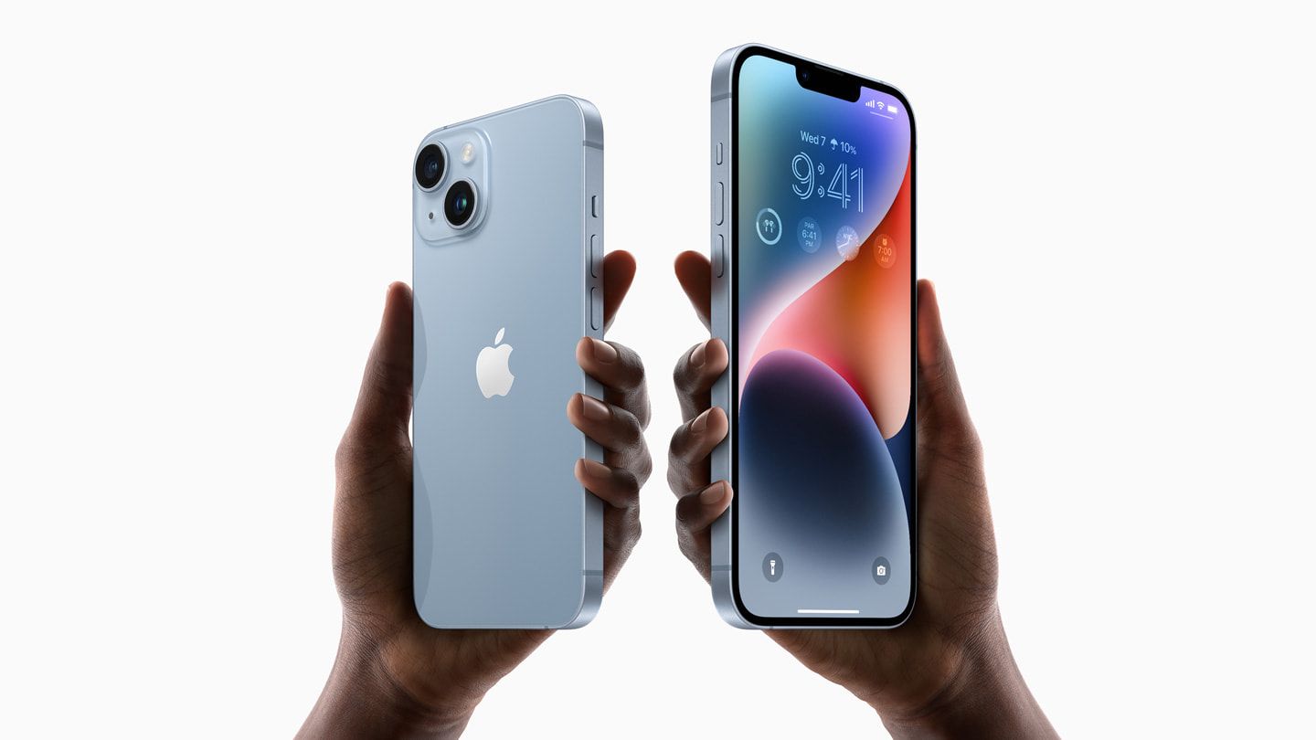 /pt/images/person-holding-iphone-14-and-iphone-14-plus.jpg
