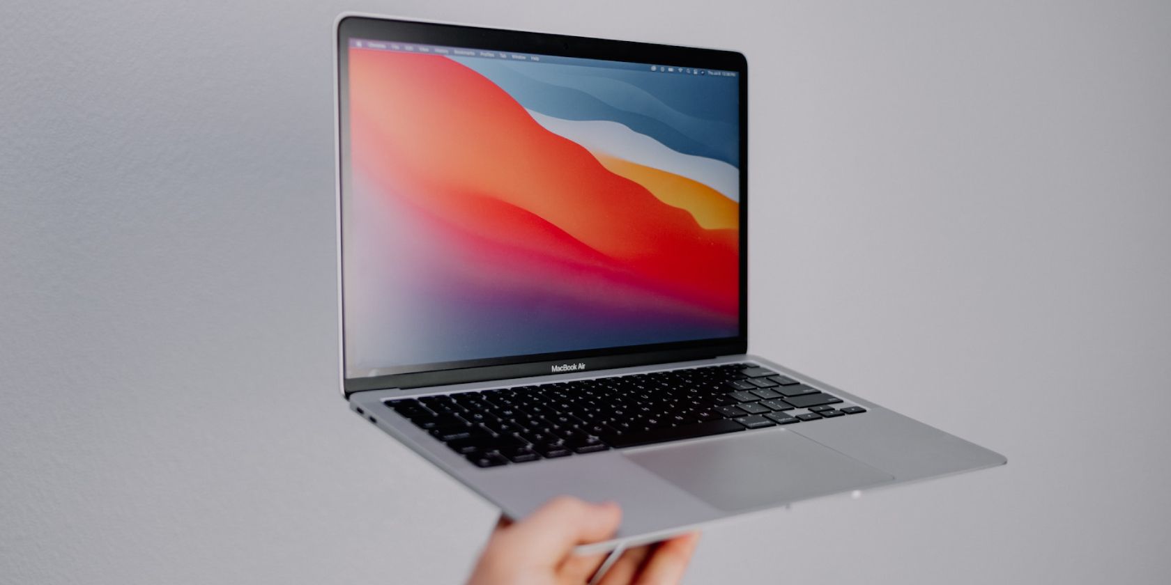 /pt/images/person-holding-macbook-air.jpg