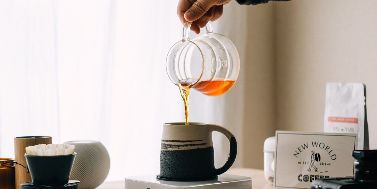 /pt/images/person-pouring-coffee-into-cup.jpg