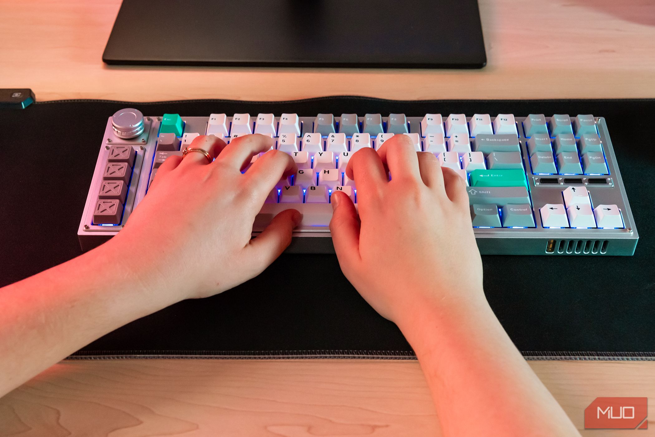 /pt/images/person-using-the-keychron-lemokey-l3.jpg