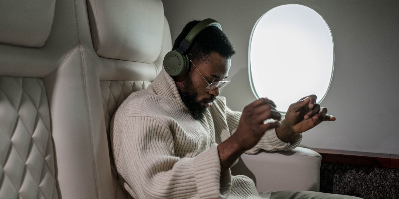 /pt/images/person-wearing-headphones-on-plane.jpg