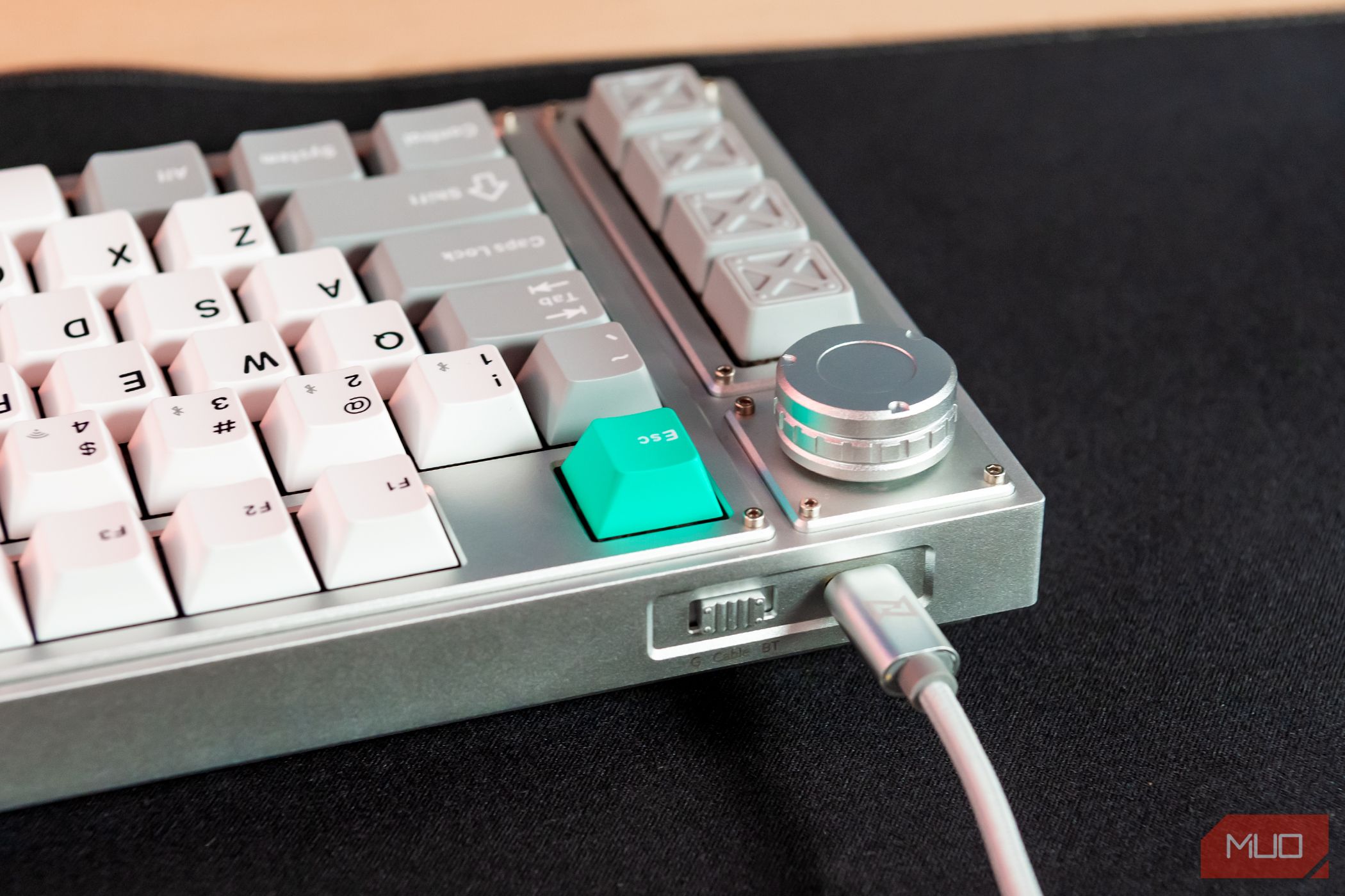 /pt/images/plug-and-switch-on-the-back-of-the-keychron-lemokey-l3.jpg