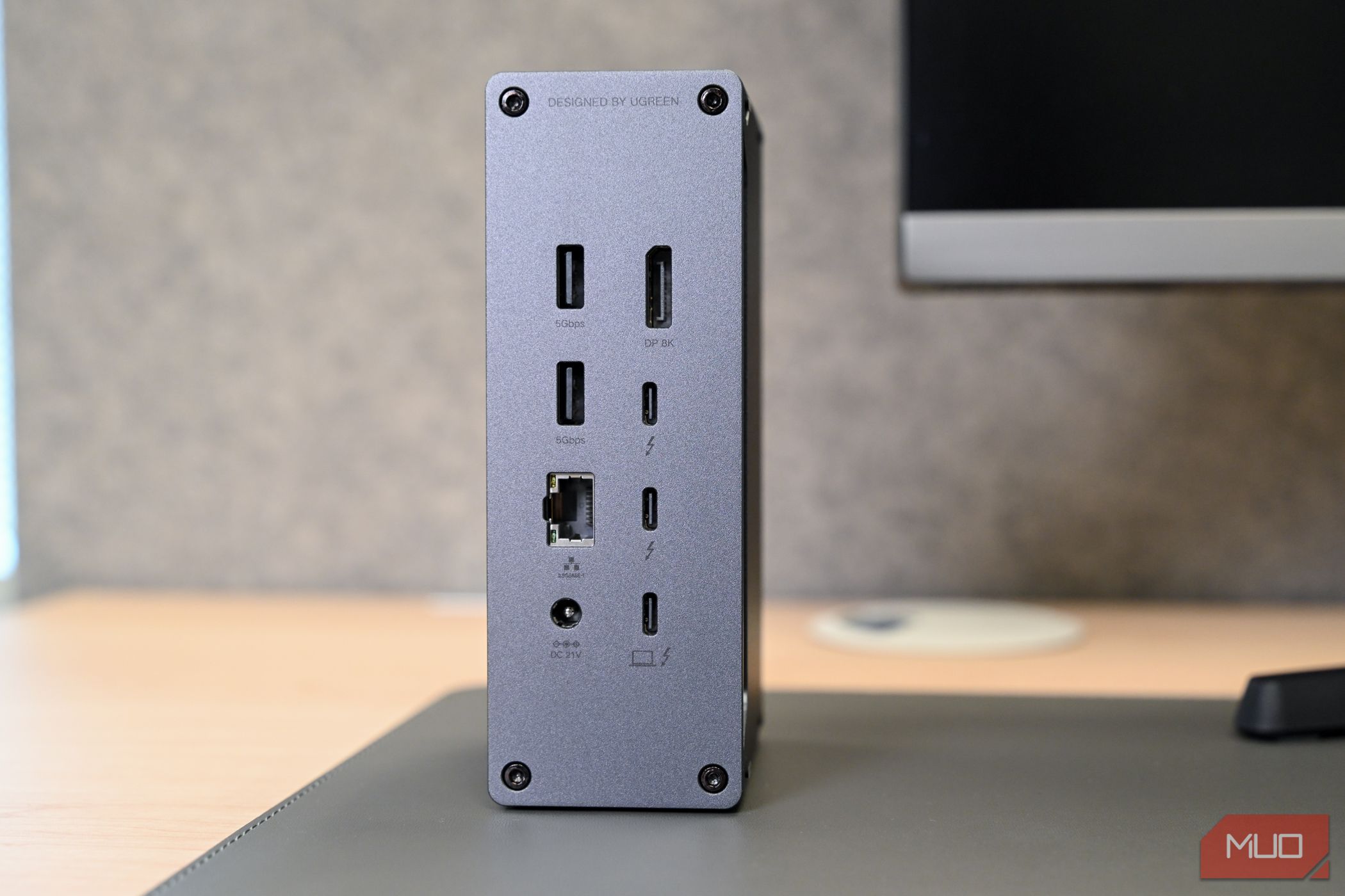 /pt/images/ports-on-the-back-of-the-ugreen-revodok-max-213-thunderbolt-4-docking-station-2jpg_53438882750_o.jpg