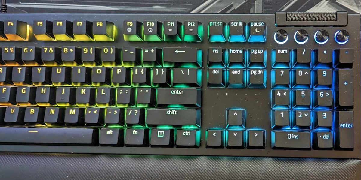 /pt/images/razer-blackwidow-v4-pro-media-keys.jpg
