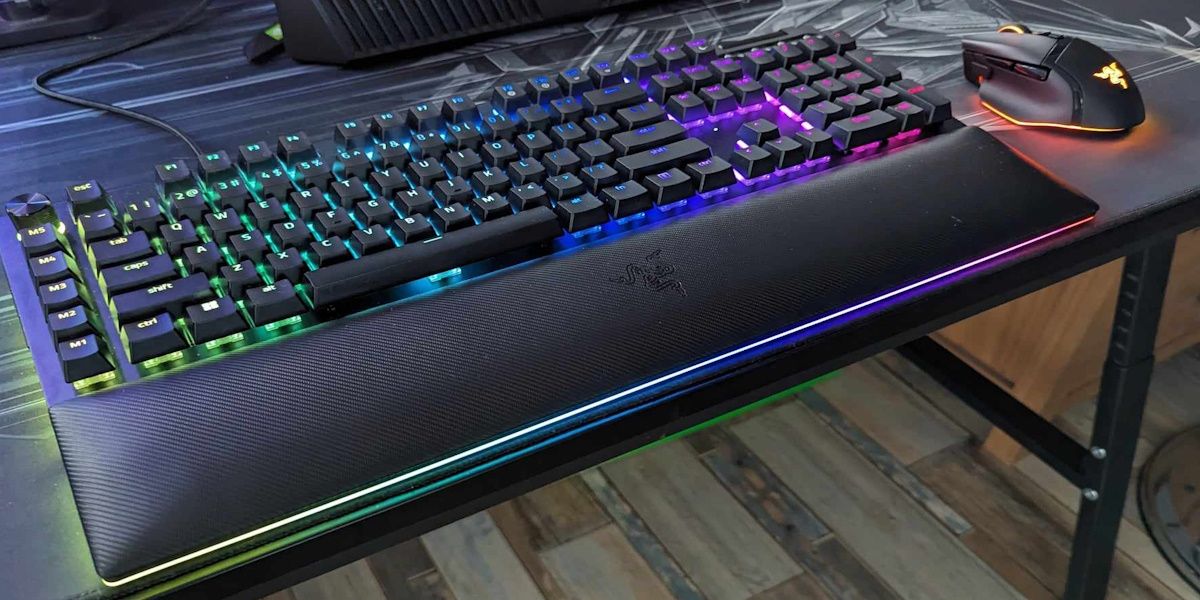 /pt/images/razer-blackwidow-v4-pro-rgb.jpg