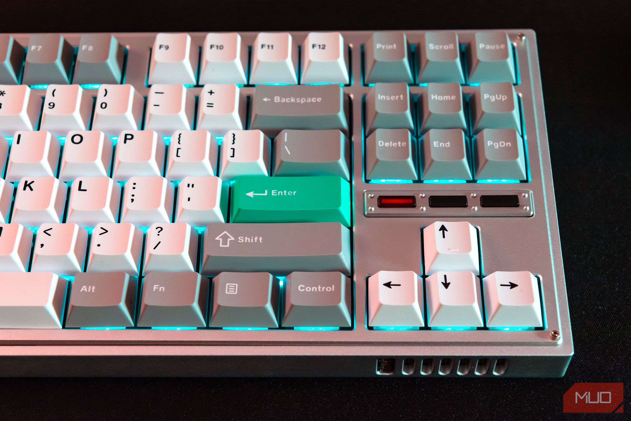 /pt/images/red-light-on-one-of-the-touch-sensitive-buttons-of-the-keychron-lemokey-l3.jpg