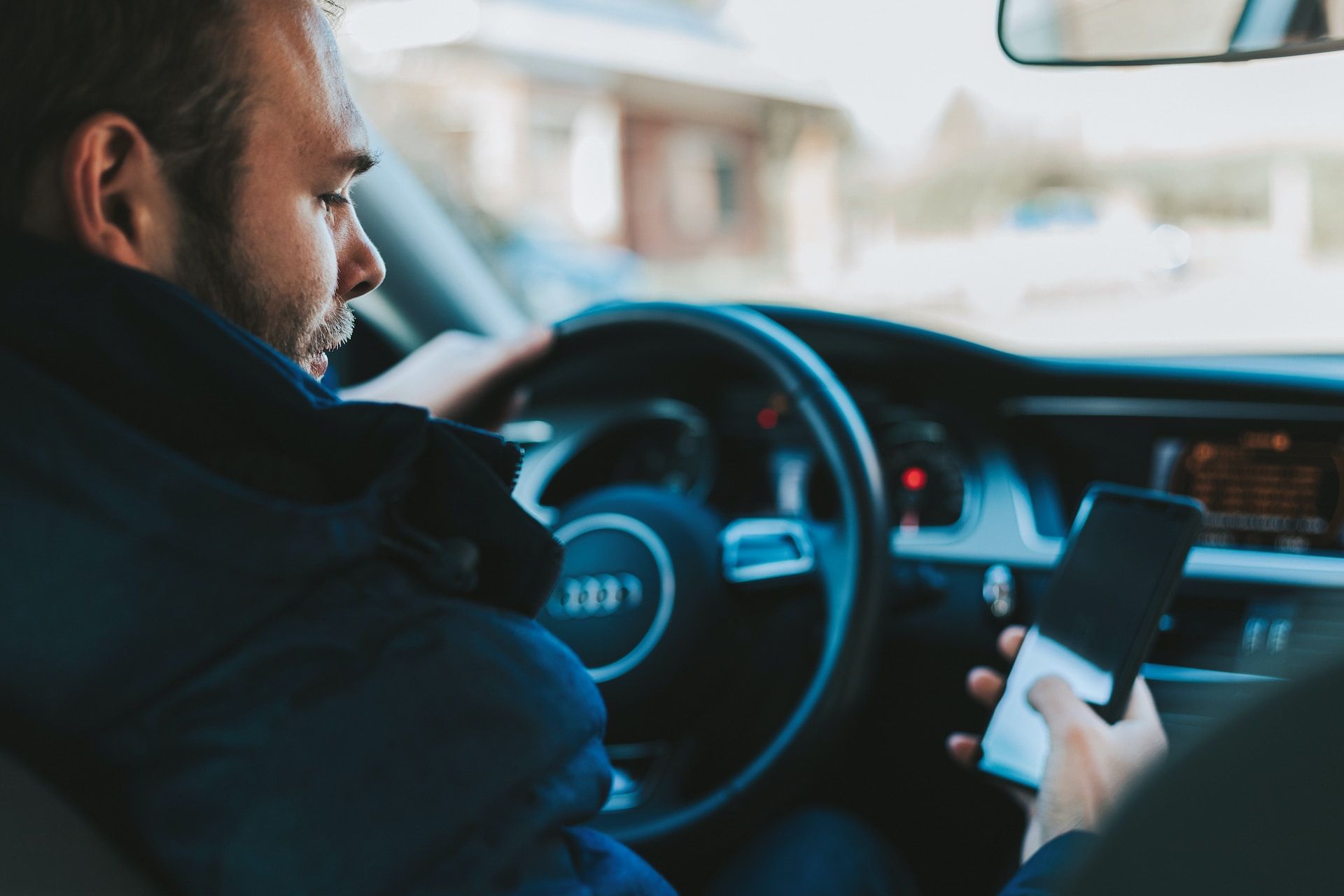/pt/images/representation-of-a-person-using-their-smartphone-while-driving.jpg